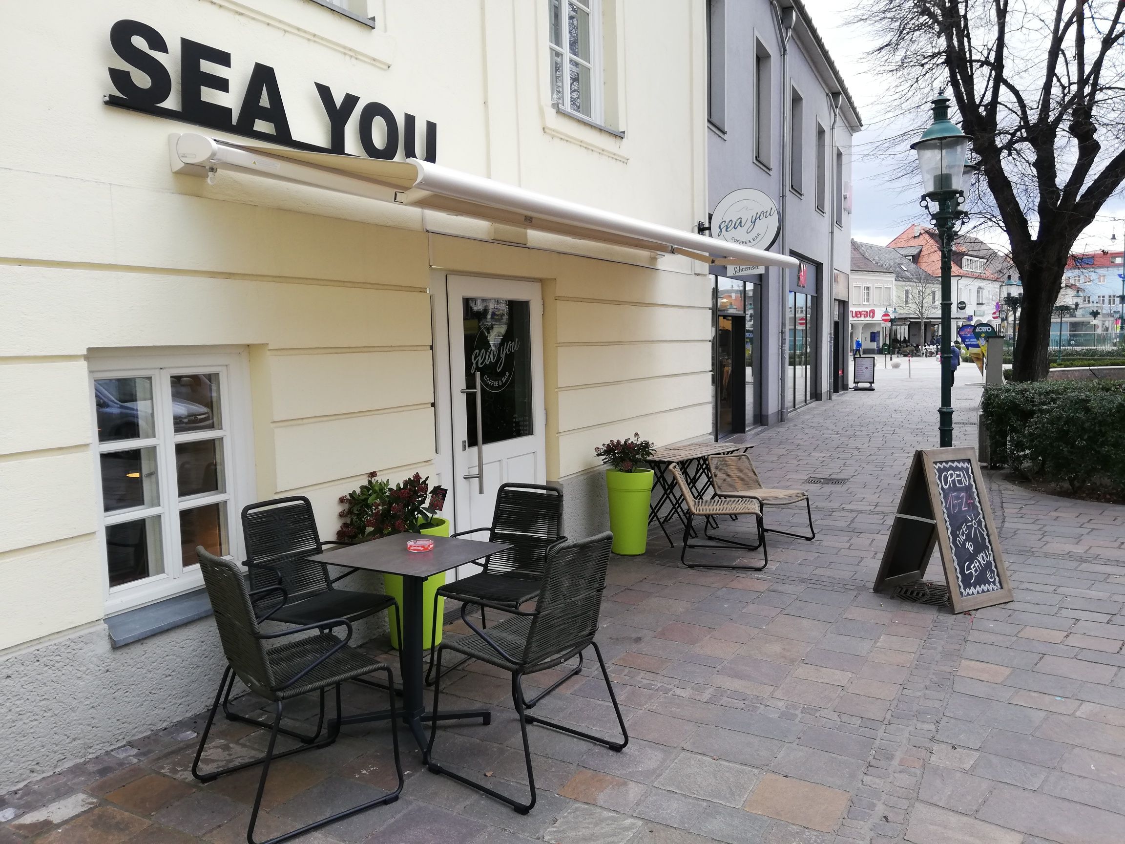 Gastgarten Tisch mit Stühlen 