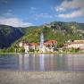 Blick auf Dürnstein mit der blauen Kirche und der Donau im Vordergrund.