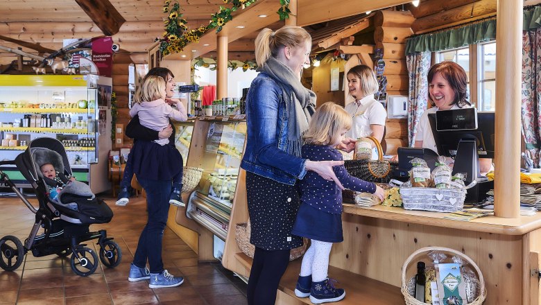Einkauf in der Kaesehuette Stix, &copy; K&auml;seh&uuml;tte Stix