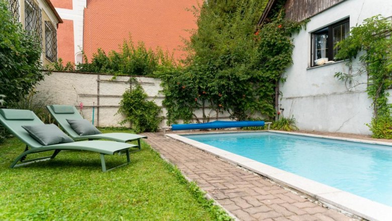 Swimmingpool mit Garten, © Guestia GmbH