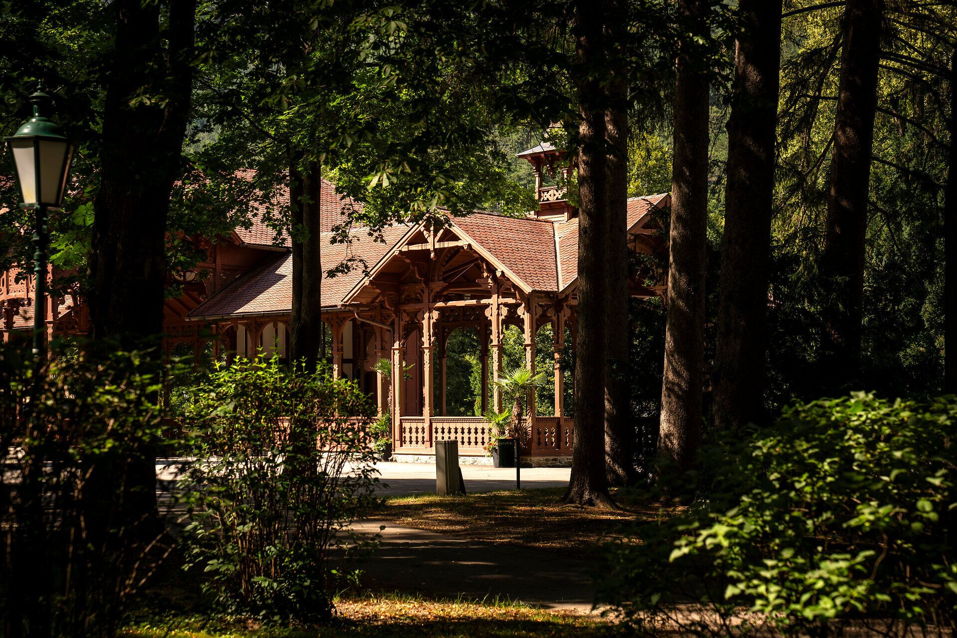 Umgeben von majestätischen Bäumen und der sanften Melodie der Natur, strahlt der historische Pavillon eine einladende Atmosphäre aus. Hier, wo die Alpen auf die Seele treffen, können Besucher die Schönheit des Bergsommers in vollen Zügen genießen.