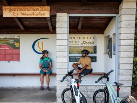 Inmitten der idyllischen Landschaft laden Radwege dazu ein, die Sch&ouml;nheit der Natur zu erkunden. Die frische Luft und die sanften H&uuml;gel schaffen eine perfekte Kulisse f&uuml;r unvergessliche Erlebnisse. Hier wird jeder Moment zum Genuss und zur Erholung.