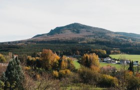 Die sanften H&uuml;gel des s&uuml;dlichen Waldviertels erstrahlen im warmen Licht des Herbstes, w&auml;hrend die bunten Bl&auml;tter der B&auml;ume eine malerische Kulisse schaffen. Ein Gef&uuml;hl von Ruhe und Erholung durchzieht die Landschaft, die zum Entdecken und Verweilen einl&auml;dt.