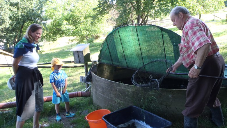 Forellen f&uuml;ttern mit Opa Sepp, &copy; Bauernhof Waira