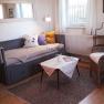 Wohnzimmer mit ausziehbarem Tagesbett mit 2 separaten Matratzen, © U.E.