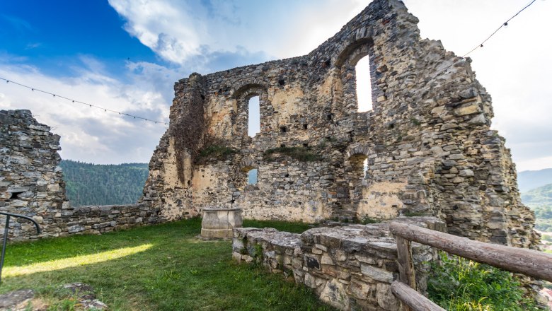 Ruine der Burgruine Senftenberg mit Steinmauern und Fenstern, umgeben von gr&uuml;ner Landschaft und blauem Himmel.