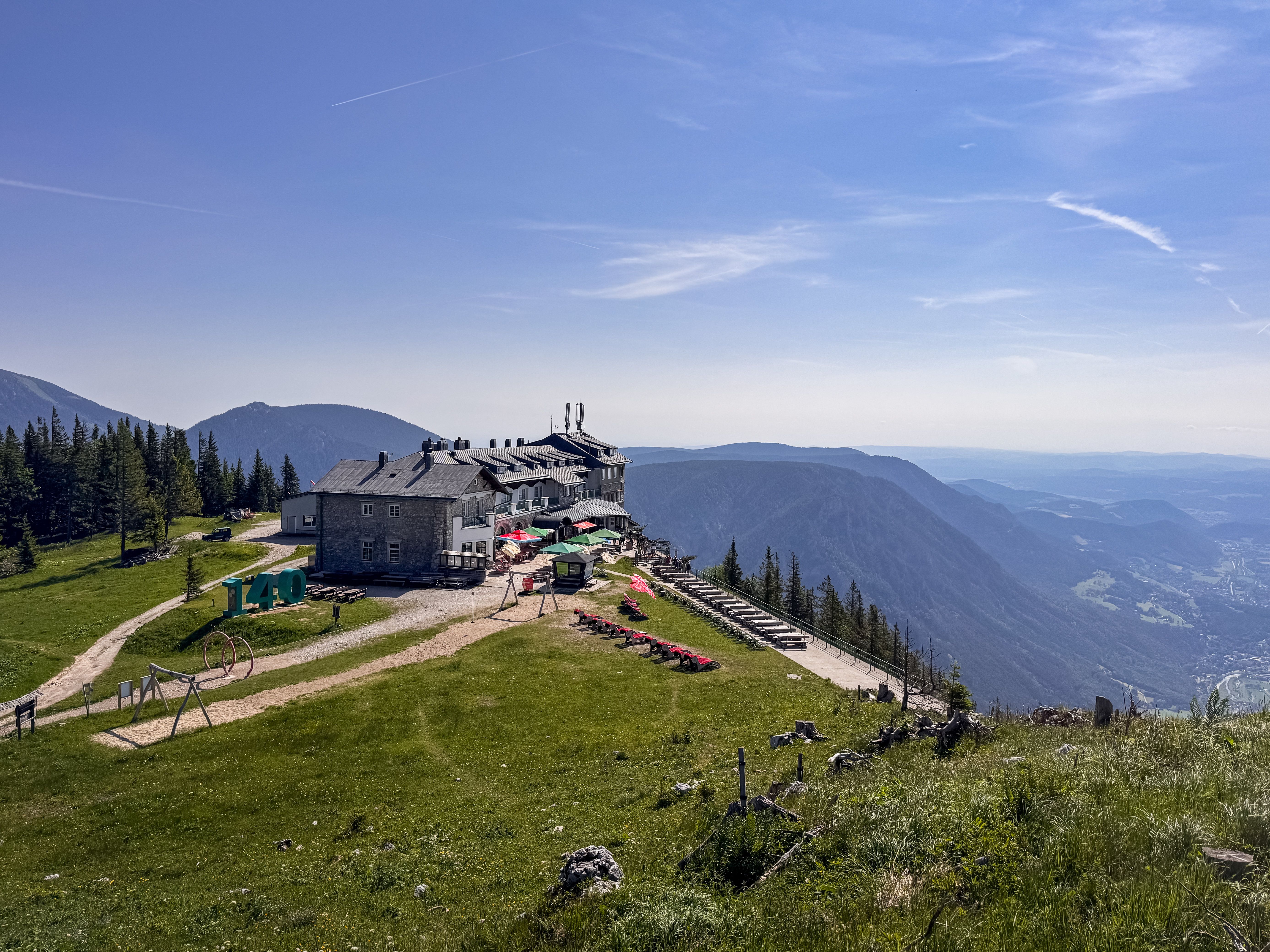 Berggasthof auf der Rax mit Aussicht auf die umliegenden Berge und Täler.