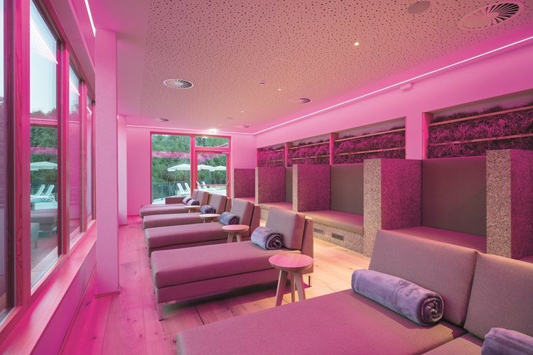 Ruheraum mit Liegen und rosa Beleuchtung im Vivea Gesundheitshotel.