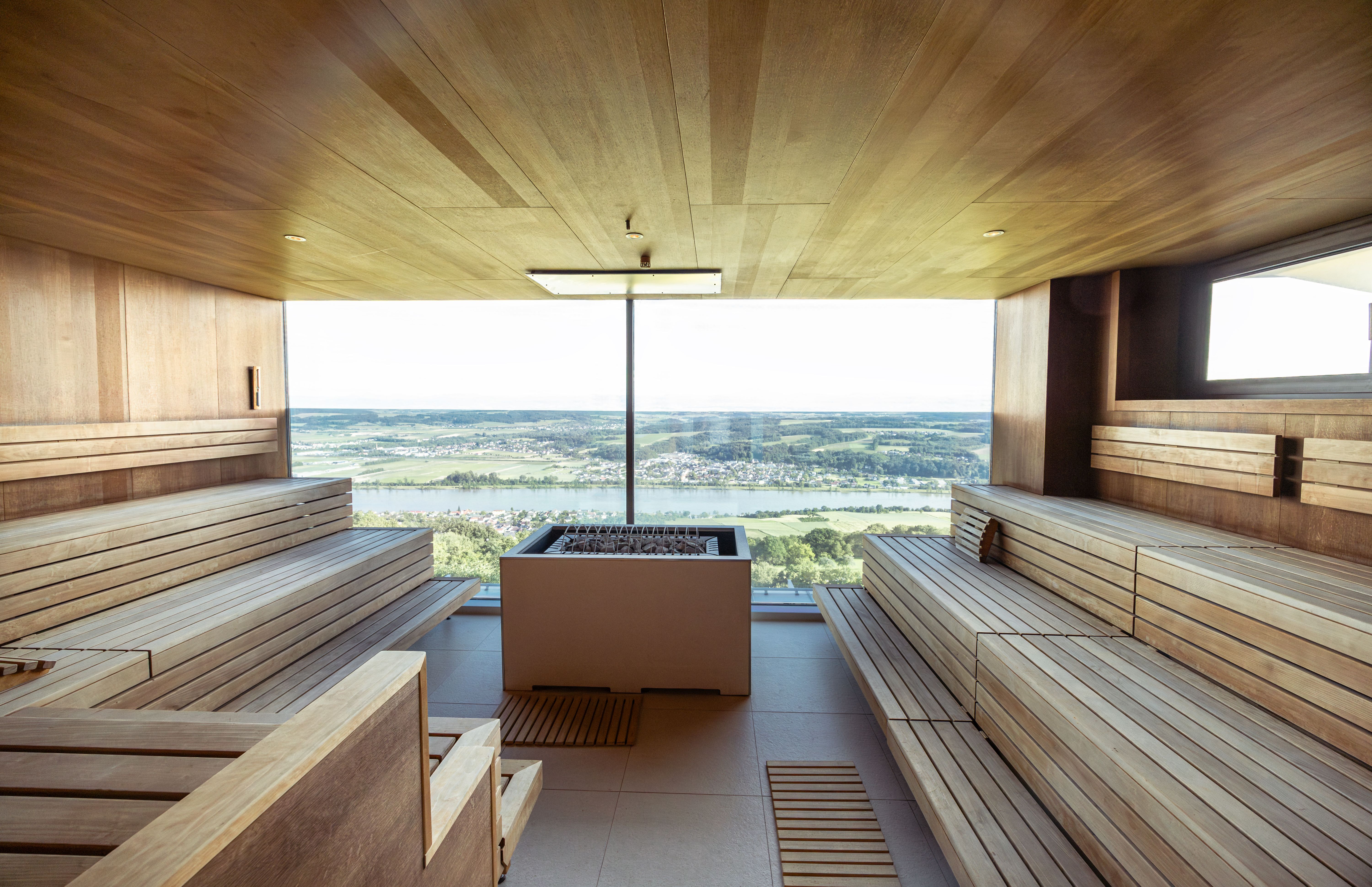 Infinity-Pool mit Blick auf Fluss und Landschaft.