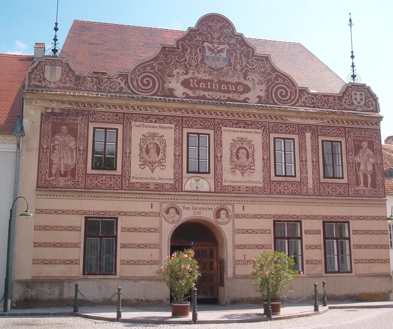 Historisches Rathaus in Drosendorf-Zissersdorf mit verzierten Fassadenmalereien.