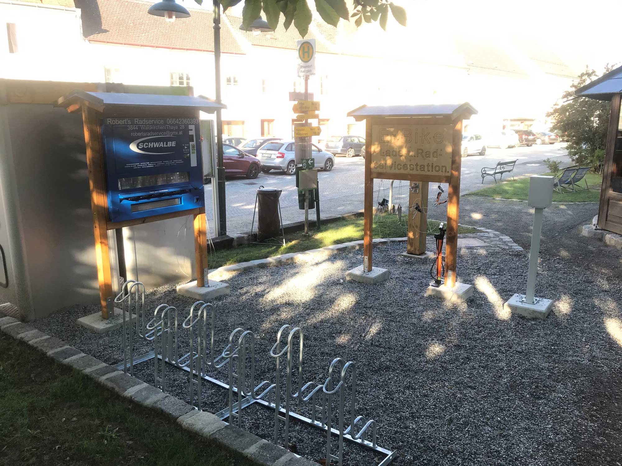 E-Bike Ladestation und Fahrradservicestation 