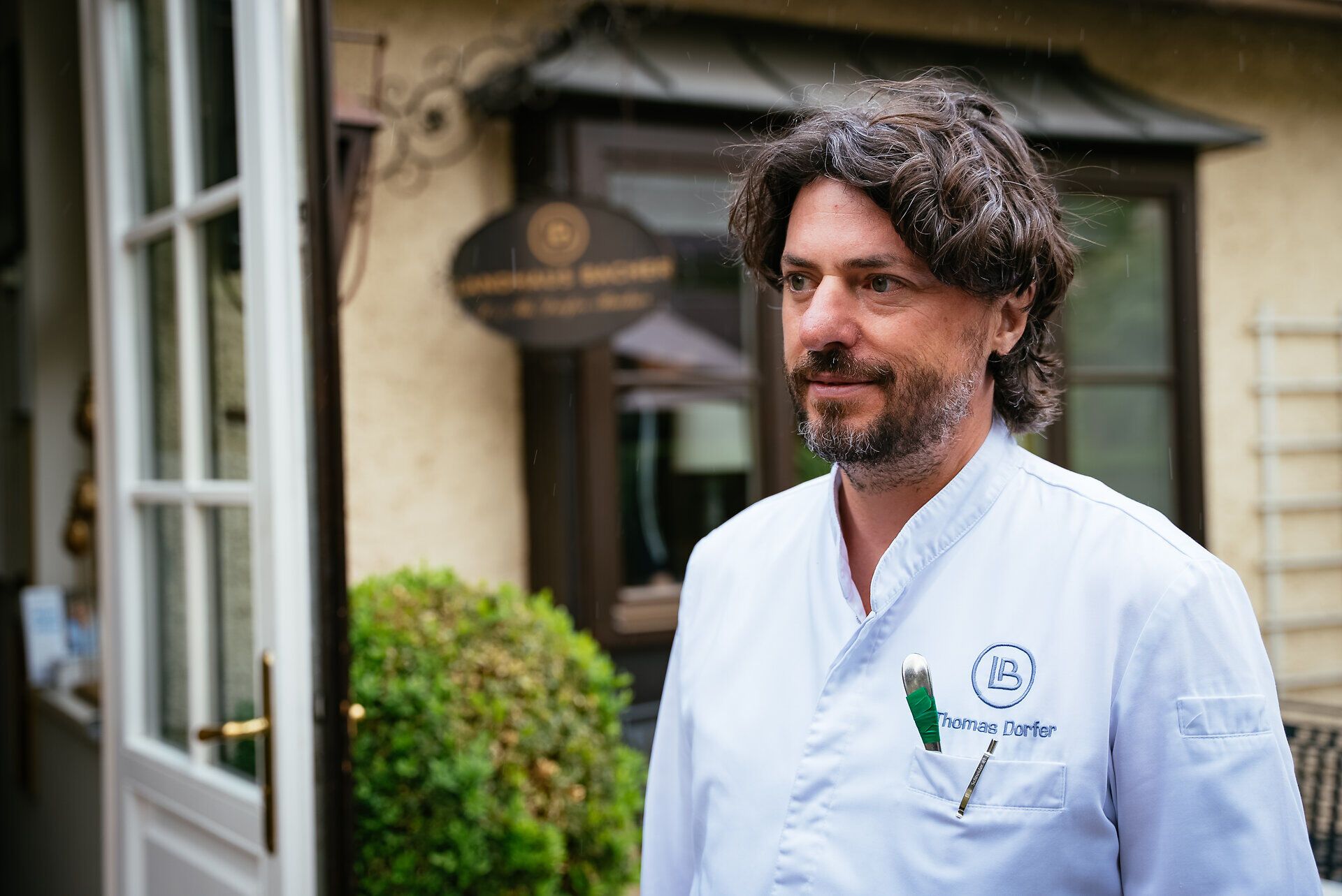 In der malerischen Umgebung des Landhaus Bacher strahlt die herzliche Gastfreundschaft des Küchenchefs Thomas Dorfer. Umgeben von üppigem Grün und der sanften Brise der Donau, lädt dieser Ort dazu ein, die kulinarischen Köstlichkeiten der Region zu genießen und die Schönheit der Natur zu erleben.