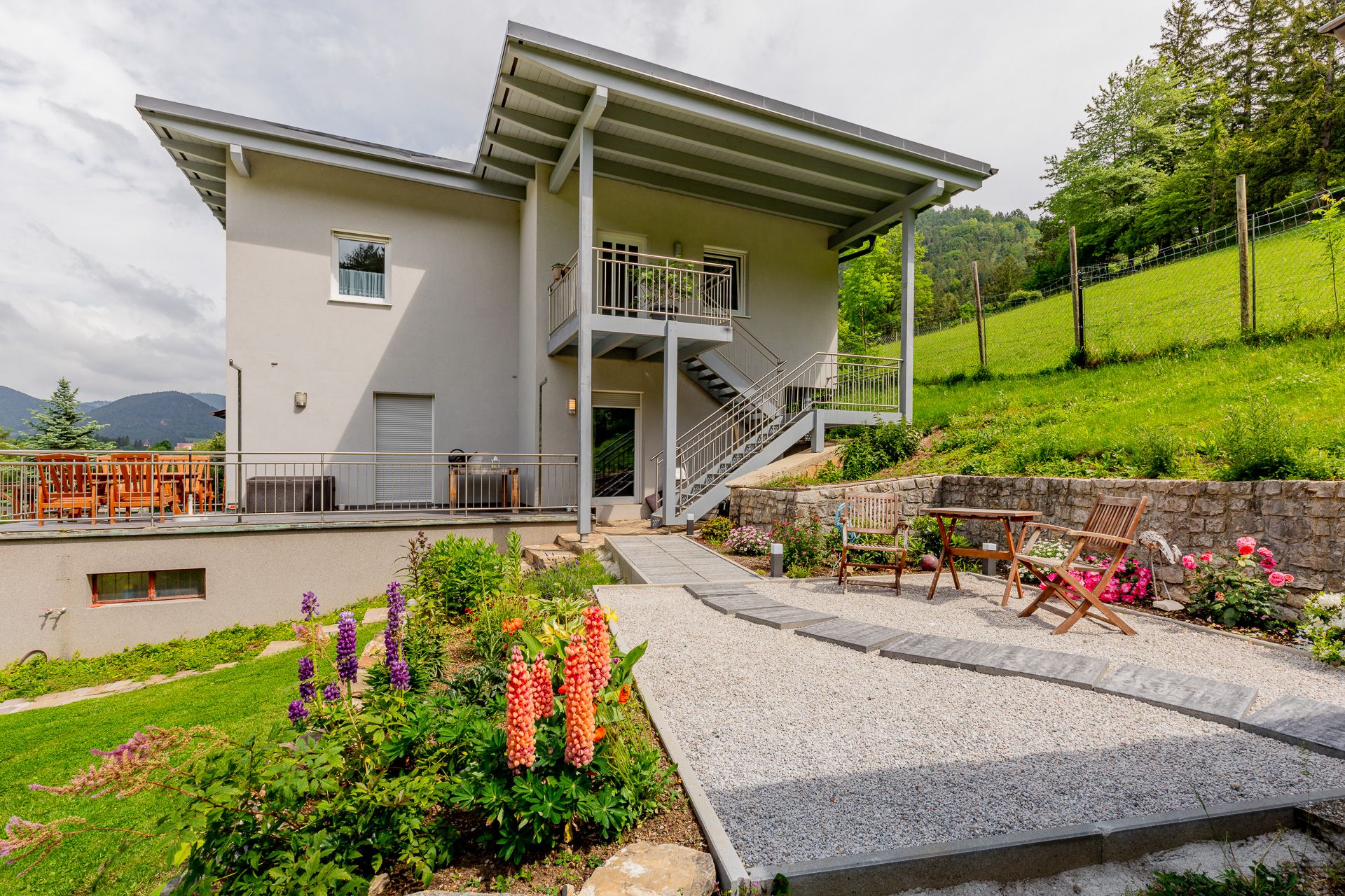 Moderne Ferienwohnung mit Garten und Terrasse in ländlicher Umgebung.