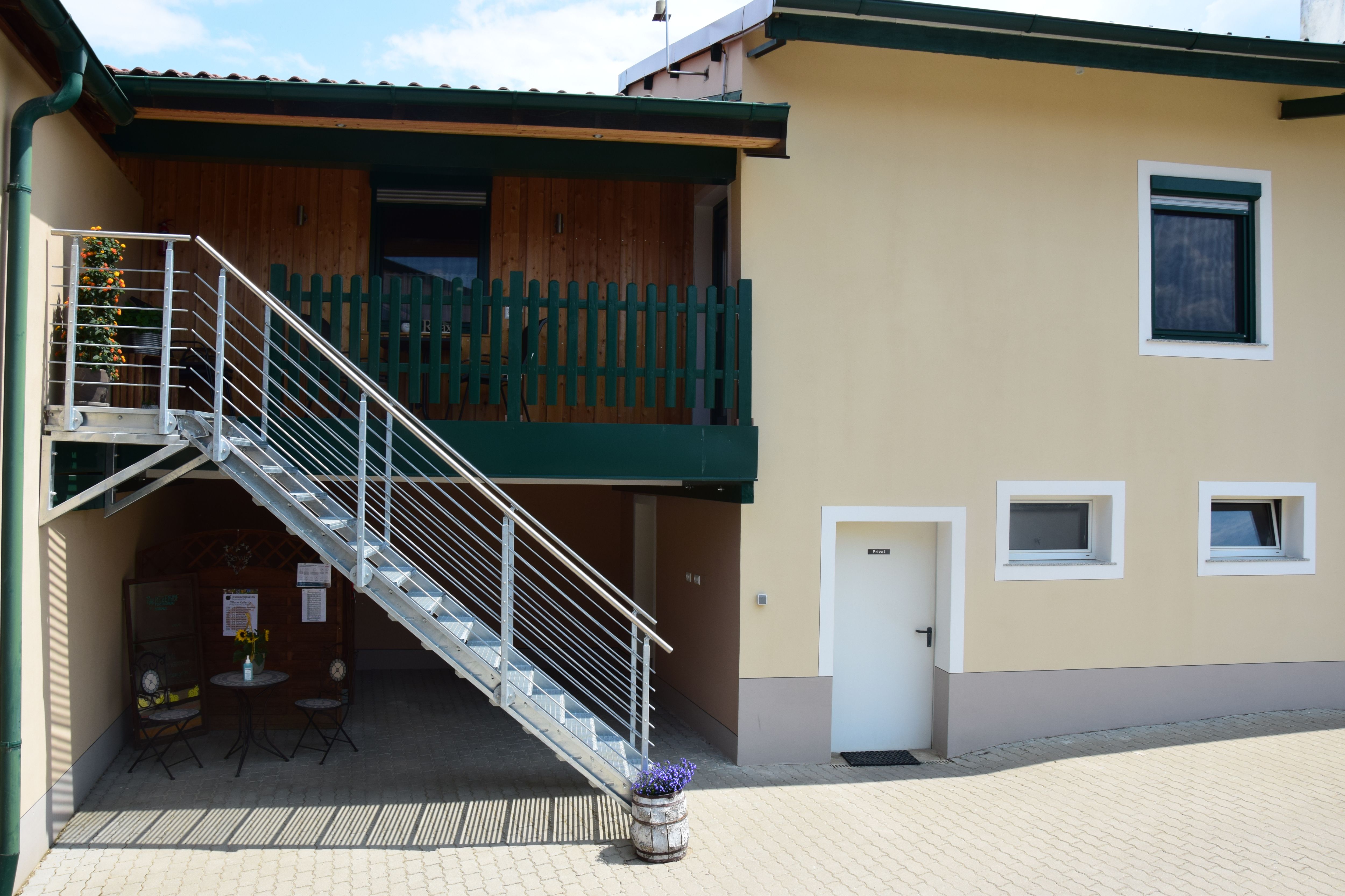 Außenansicht eines Gebäudes mit Treppe und Balkon.