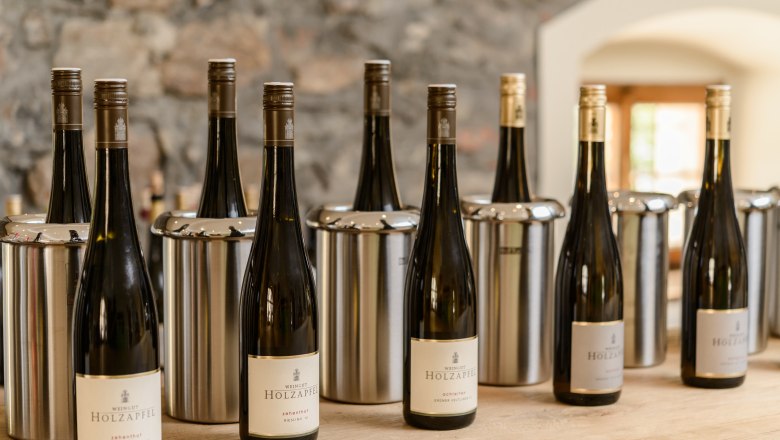 Weinflaschen vom Weingut Holzapfel auf einem Tisch.