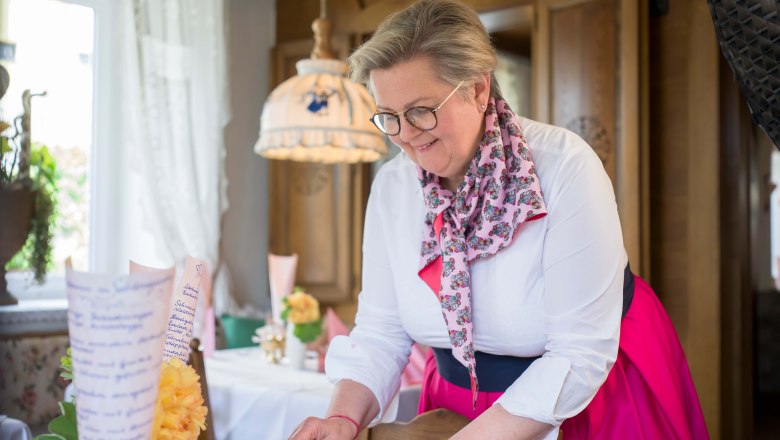 Wirtin Maria-Luise serviert Marillenkn&ouml;del