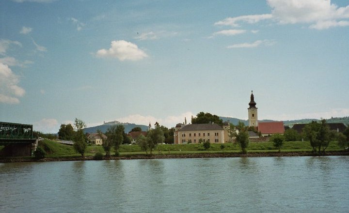 Flusslandschaft mit Kirche und Br&uuml;cke in Mautern, &Ouml;sterreich.