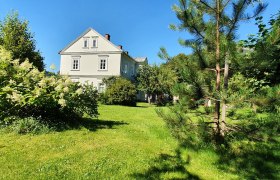 der weitläufige Garten im Sommer, © Monika Stock