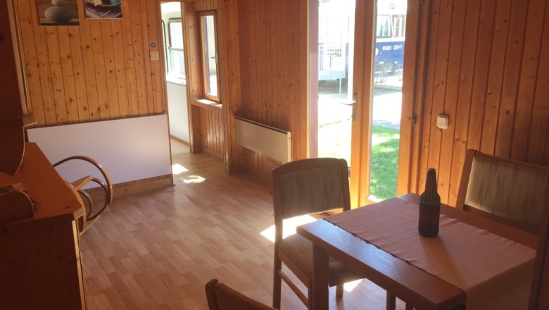 Geschmackvoll dekorierte Stube im 100 Jahre alten Gep&auml;ckwagen, &copy; M. Schorn