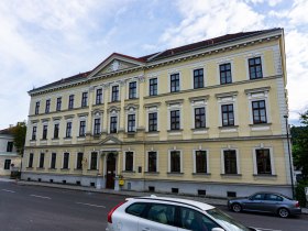 Beim Geb&auml;ude der ehemaligen Bezirkshauptmannschaft links, &copy; Gottfried Grossinger
