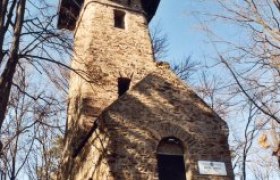 Steinerner Aussichtsturm im Wald, Weigl-Warte.