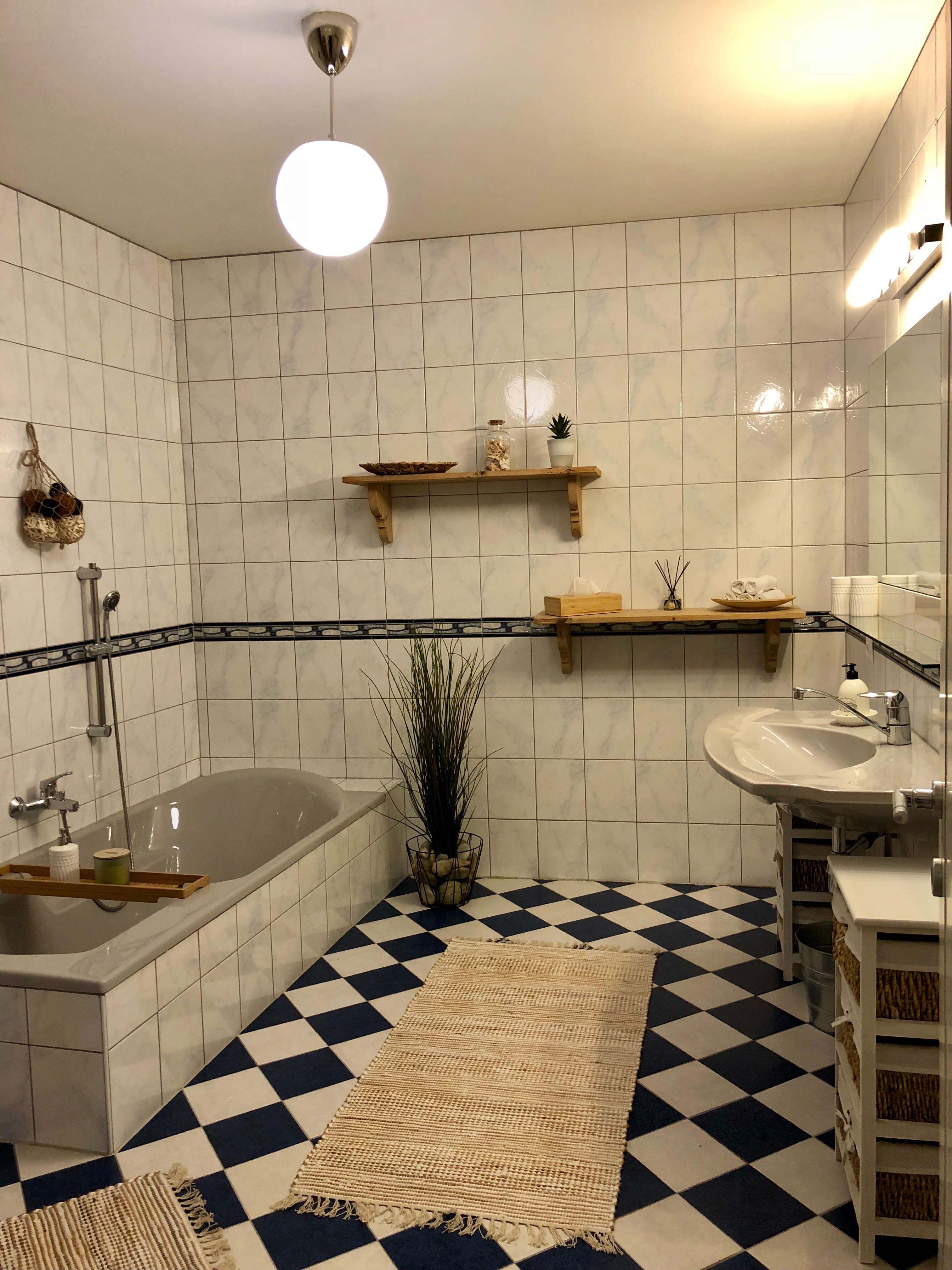 Modernes Badezimmer mit Dusche, Waschbecken und hellem Design.