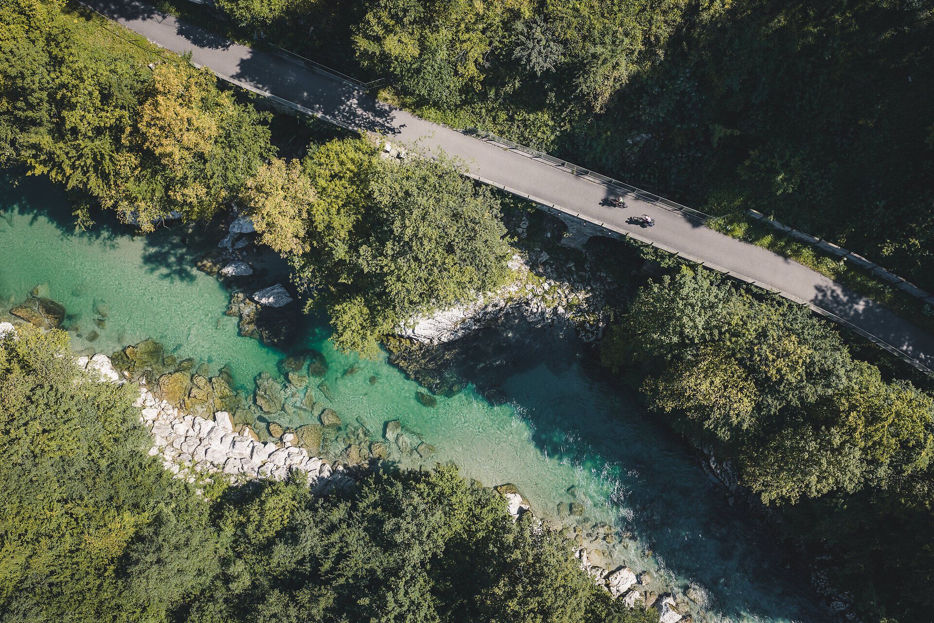 Zwei Radfahrer am Ybbstalradweg neben dem Fluss