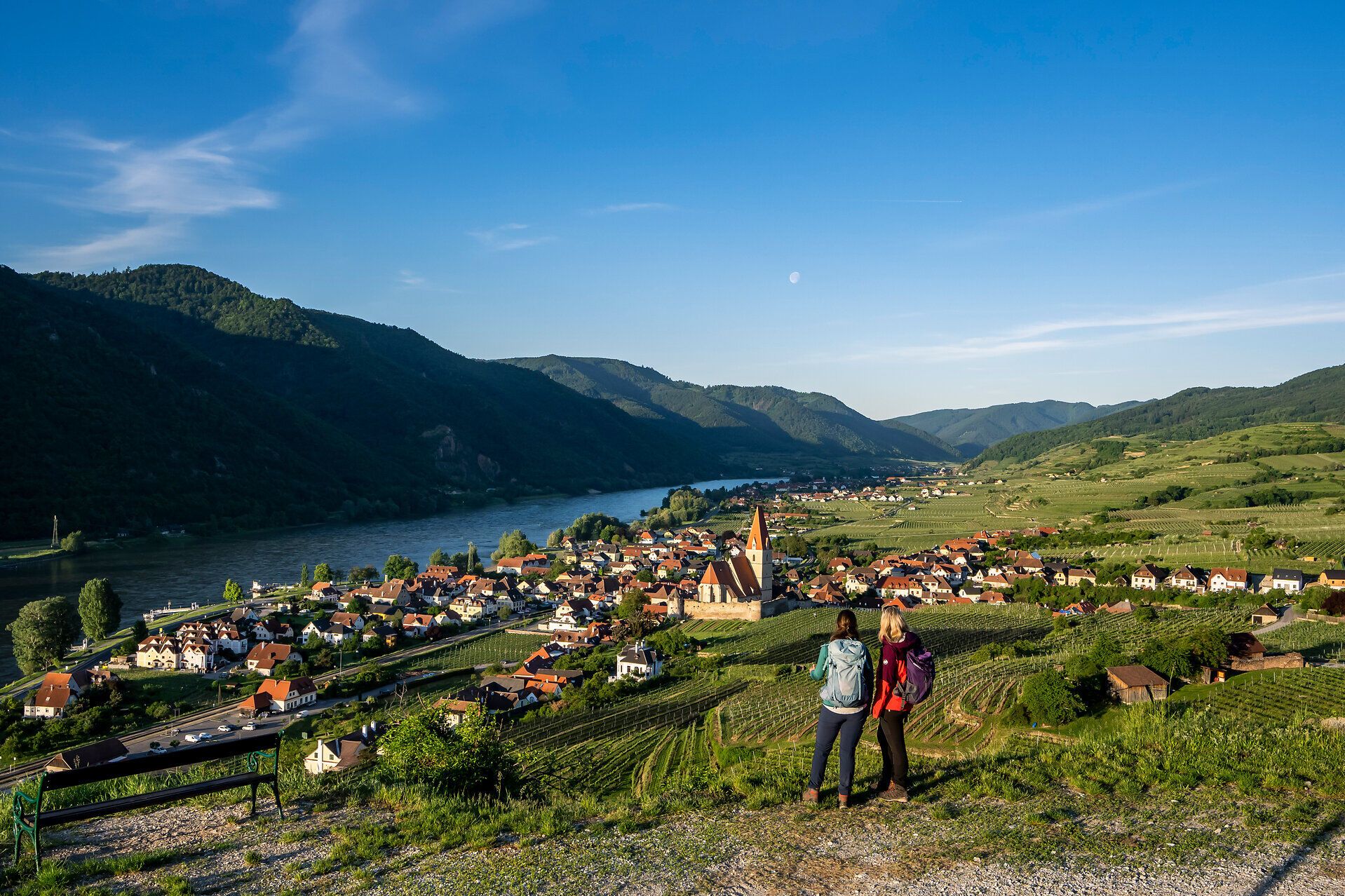 Die sanften Hügel und die malerische Landschaft laden zu unvergesslichen Wanderungen ein. Hier, wo die Weinreben in der warmen Sommersonne glänzen, entfaltet sich die Schönheit der Natur in voller Pracht. Genießen Sie die atemberaubenden Ausblicke und die frische Luft, während Sie durch diese idyllische Region streifen.