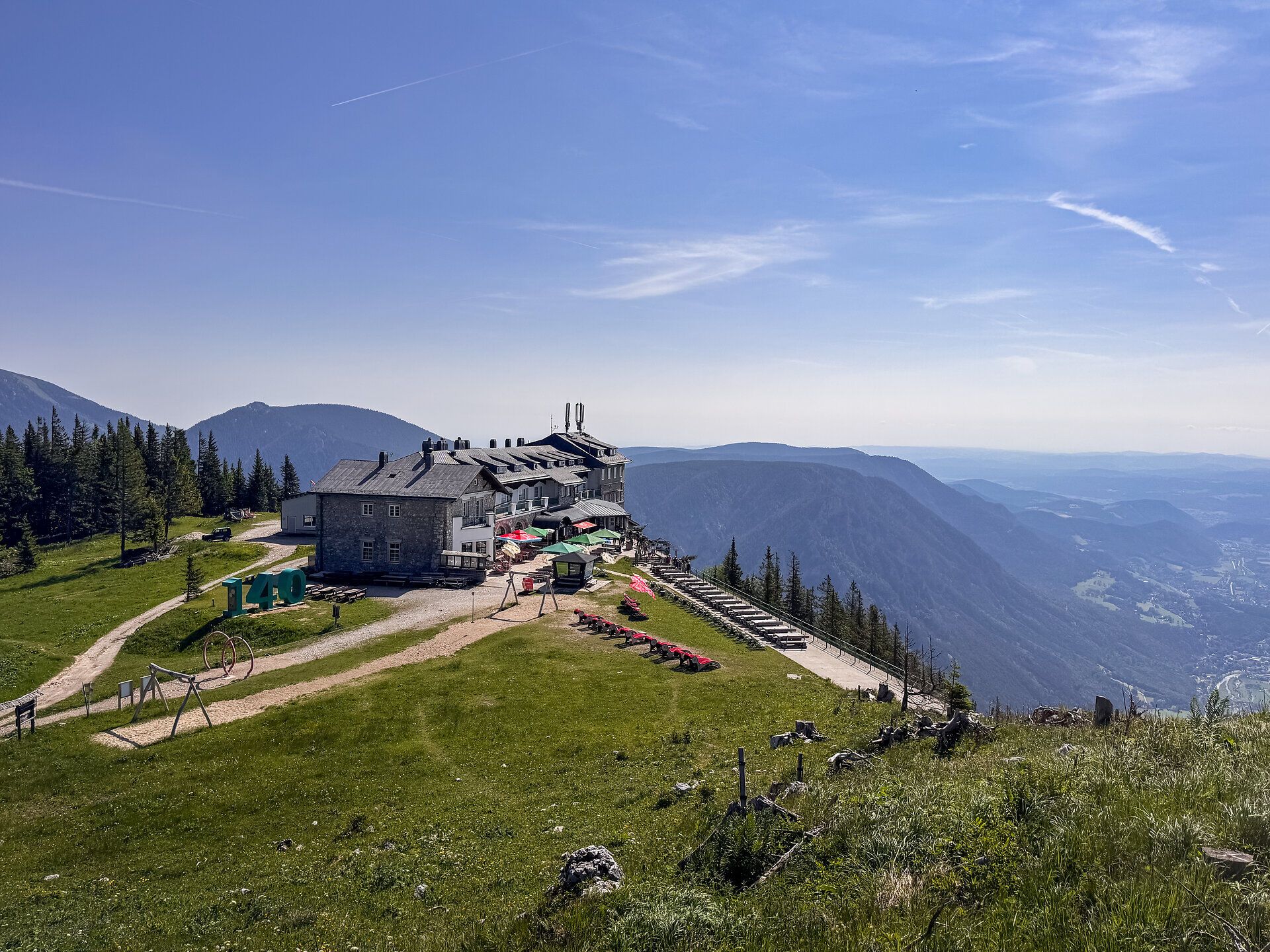 Raxalm-Berggasthof mit Bergpanorama im Hintergrund