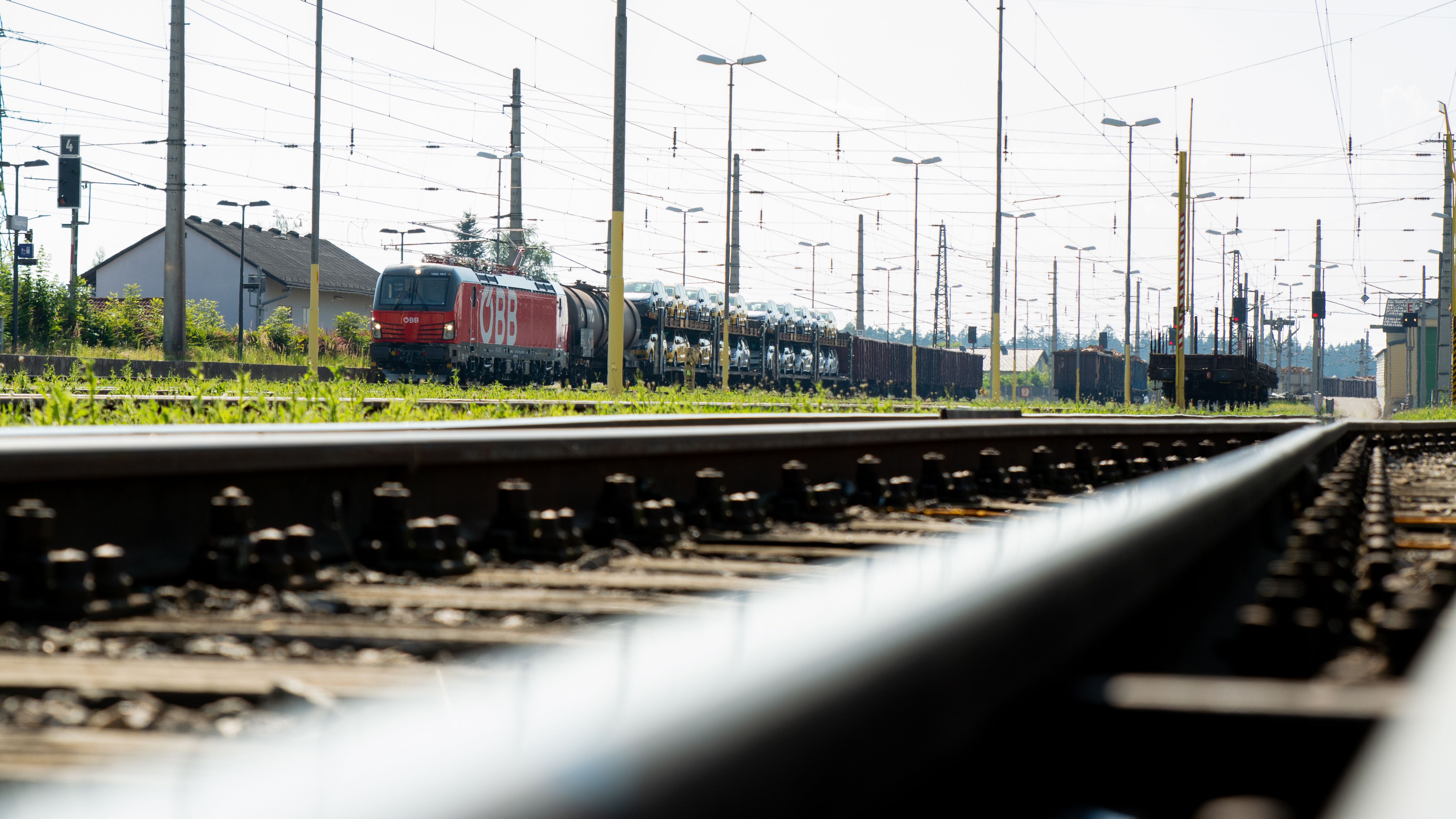 Bahnhof mit Schienen und Zug