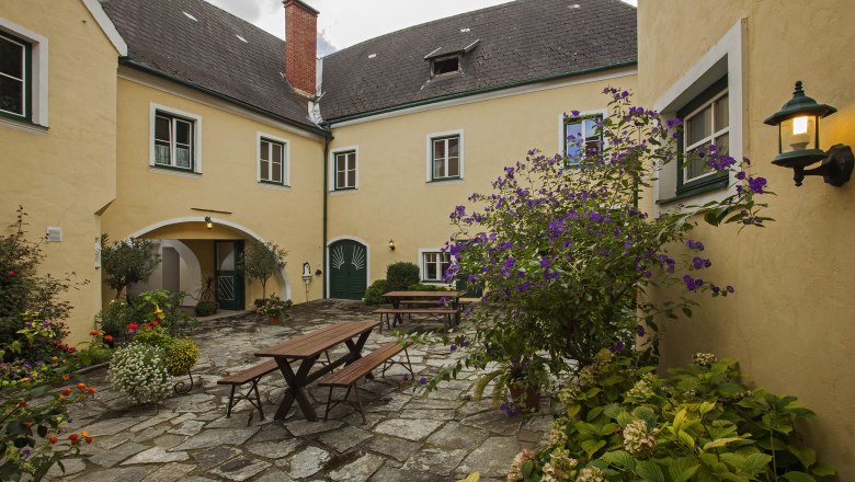 Innenhof Weinbaubetrieb Huber, &copy; Monika Loeff