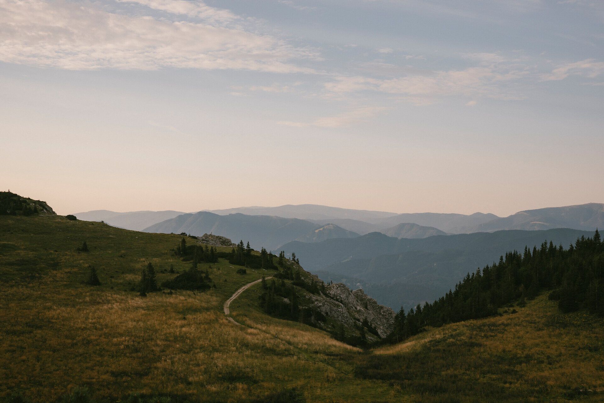 Abendstimmung über der Bergkette der Rax mit Wanderweg