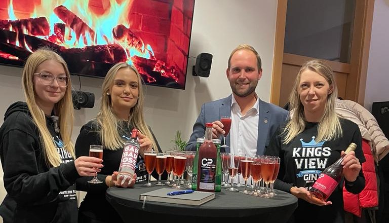 Vier Personen bei einer Verkostung im Forum