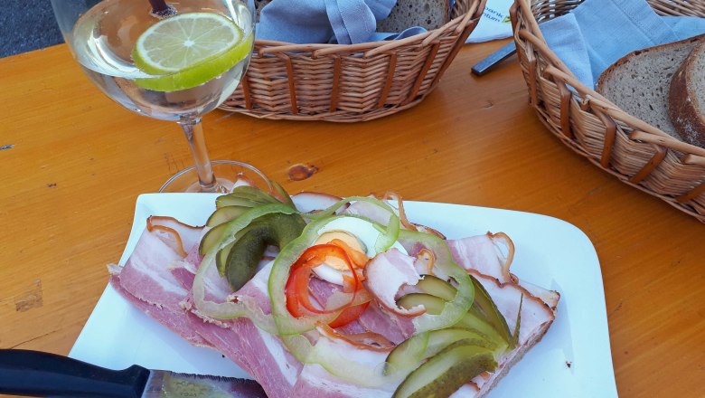 K&uuml;mmelbratenbrot, Weinbau und Buschenschank Hauer, H&ouml;flein, &copy; Donau Nieder&ouml;sterreich