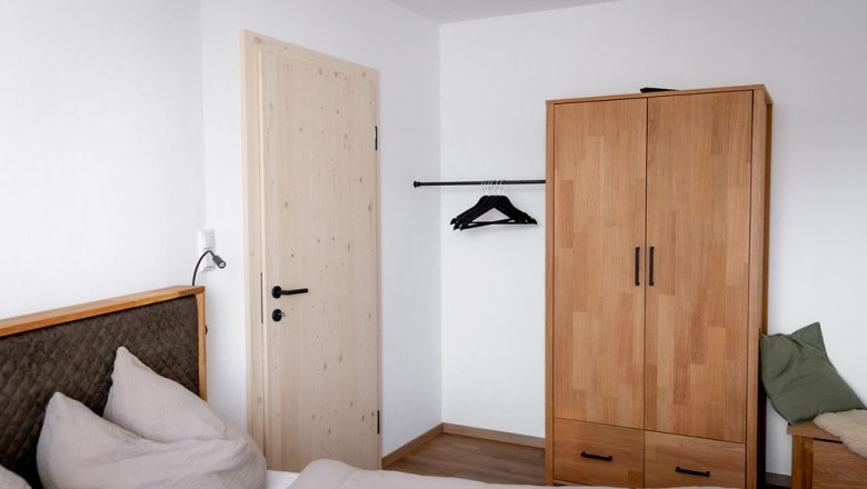 Schlafzimmer 1 Schrank, &copy; ReiWaSchHOF