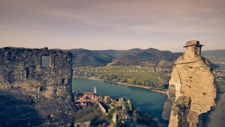 Die Burgruine Dürnstein mit Blick auf das Stift Dürnstein und die Donau., © Andreas Hofer