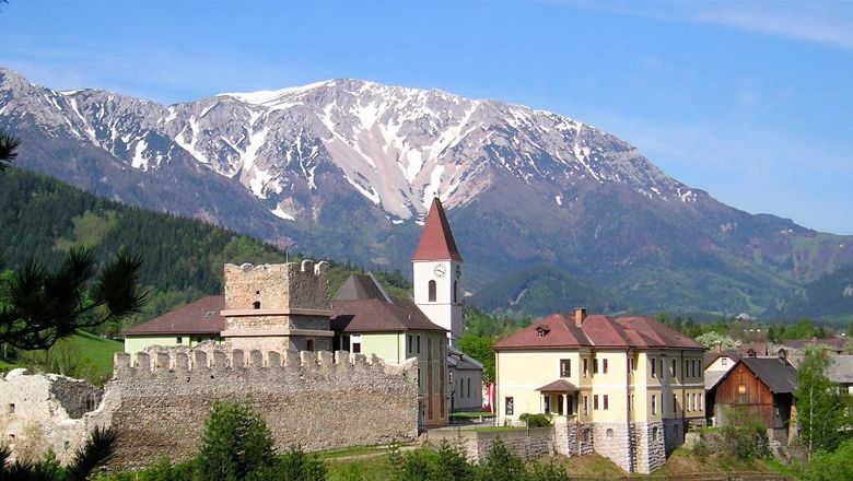 Ruine Puchberg vor schneebedecktem Bergmassiv.