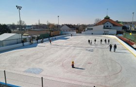 Eislaufbahn mit Menschen in Hollabrunn bei sonnigem Wetter.