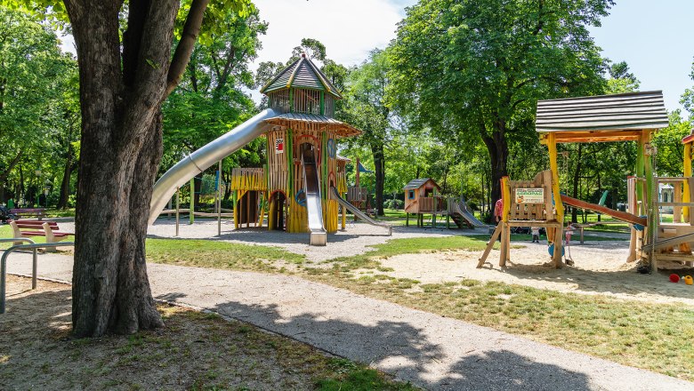 Gro&szlig;er Kinderspielplatz mit Rutsche und Kletterger&uuml;st