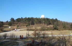 Landschaft mit H&uuml;gel, Wald und Radarkuppel auf dem Buschberg.