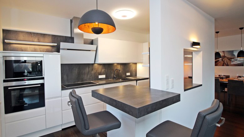 Küche mit kleinem Esstisch