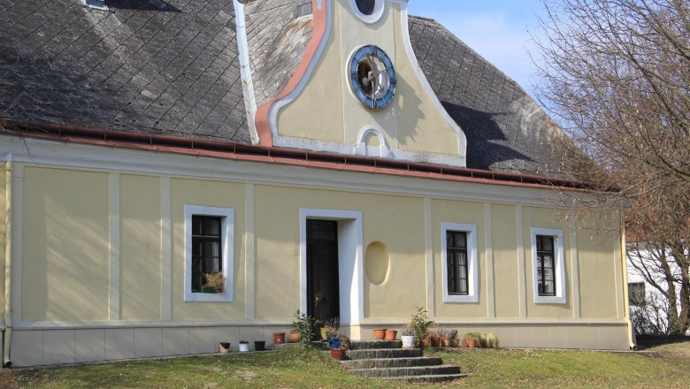 Historisches Geb&auml;ude mit gelber Fassade und Dachgaube in Gro&szlig; Schweinbarth.