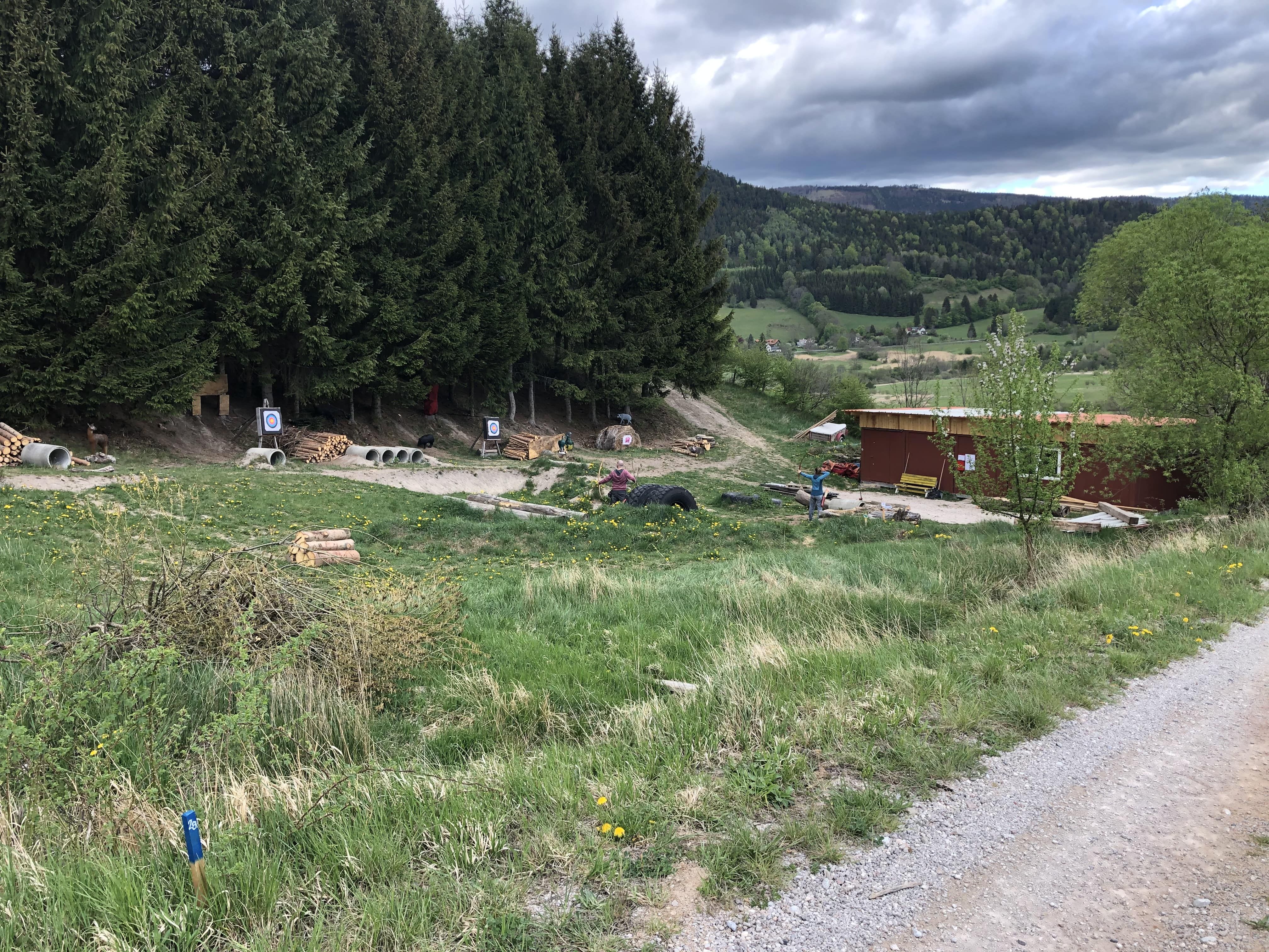 3D-Bogenparcours in einer Waldlandschaft mit Zielscheiben und einem Gebäude.