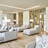 Moderner Lounge-Bereich im Spa mit grauen Sofas und Regalen im Steigenberger Krems.