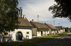 Reihe von Weinkellern in Sch&ouml;ngrabern, &Ouml;sterreich, bei sonnigem Wetter.