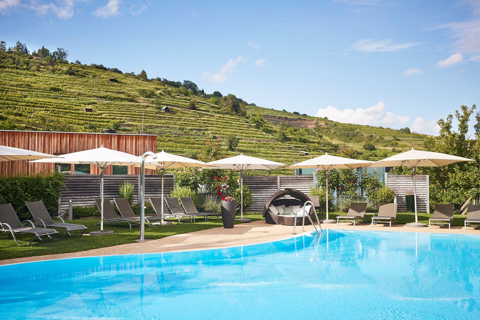 Innenansicht des Spabereiches mit bequemen Sitzmöbeln und großen Fenstern.