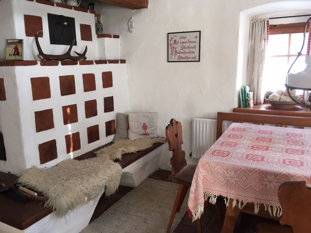 Essszimmer mit Kachelofen