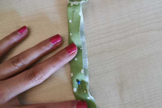 12. Daf&uuml;r schmalen Streifen ausschneiden (ca. 45cm) und mit Zick-Zack n&auml;hen