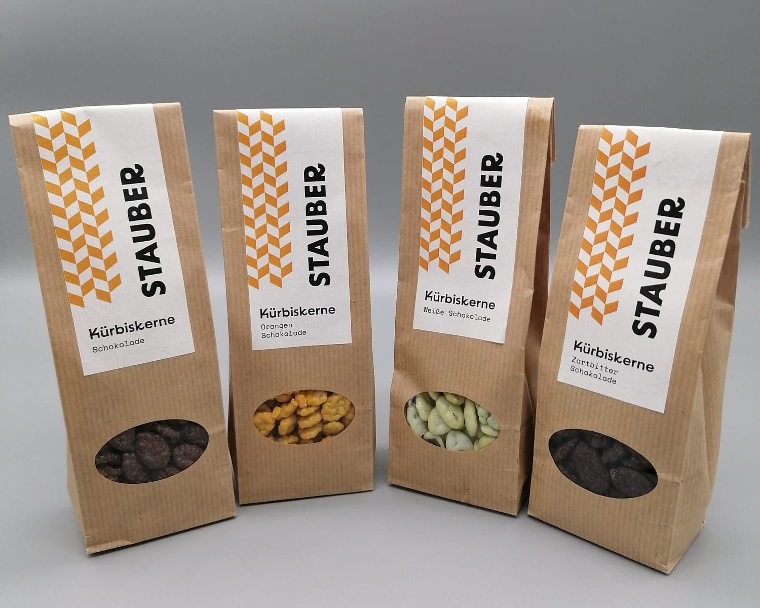 verschiedene geröstetet Kürbiskerne in Verpackung