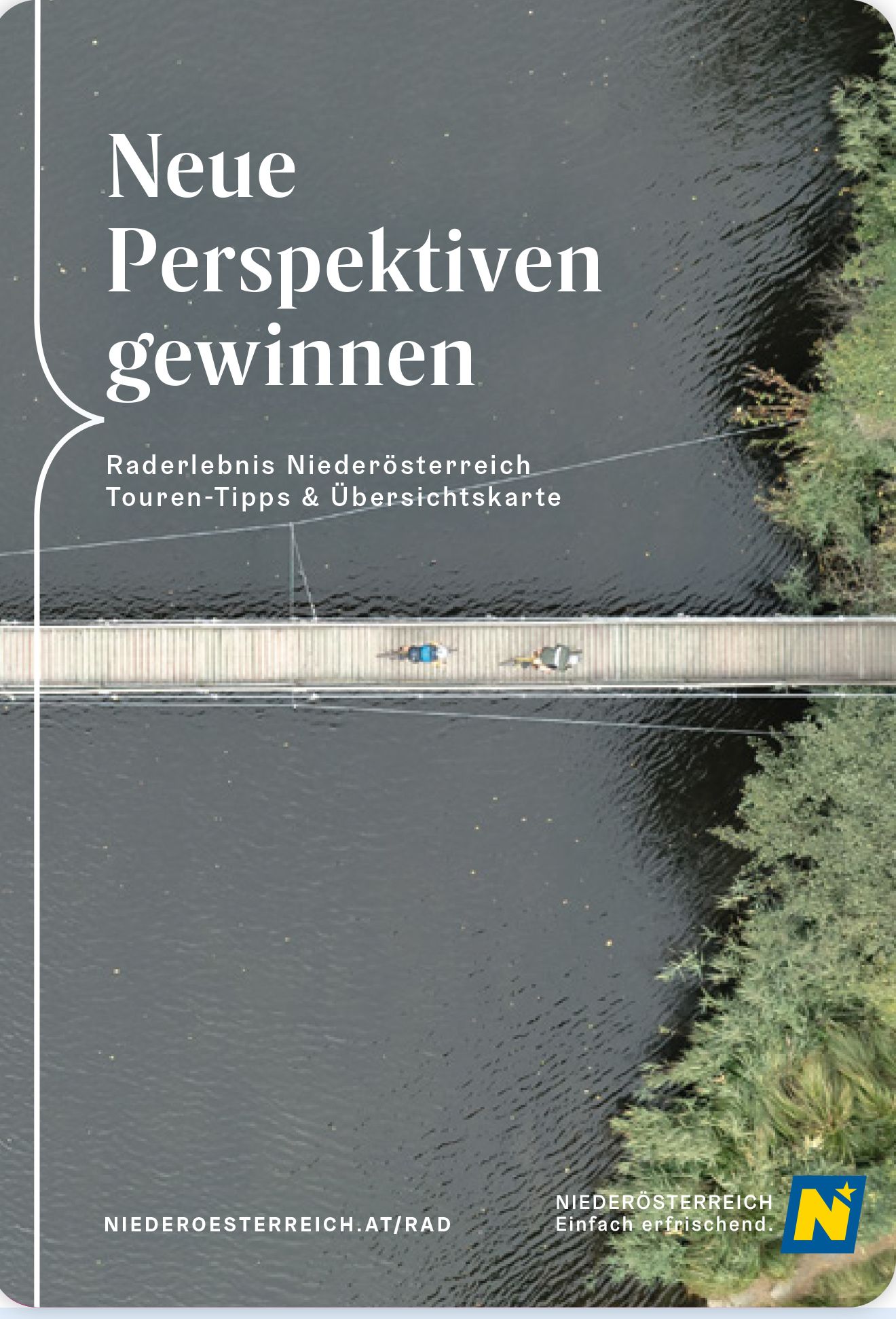 Cover der Radkarte Niederösterreich. Zwei Radfahrer kreuzen im Naturpark Thayatal einen Fluss über eine Brücke.